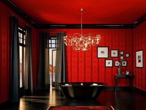 красная ванная комната